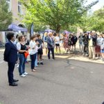 La principale du collège Pasteur présente la journée du bénévolat à ses élèves de 5e pour inaugurer la journée.