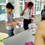 Yanis en pleine présentation de la Maison des Adolescents
