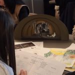 Caroline Oriot, scénographe pour le théâtre et parent d'élèves a apporté quelques maquettes préparatoires à la création de décors.